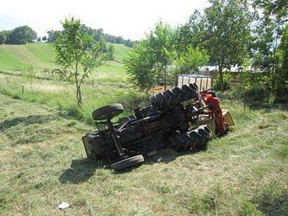 Lamezia, 49enne muore travolto da un trattore