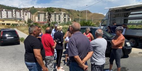 I “figli di un Dio minore” di Catanzaro: manca l’acqua, bloccata la strada a viale Isonzo