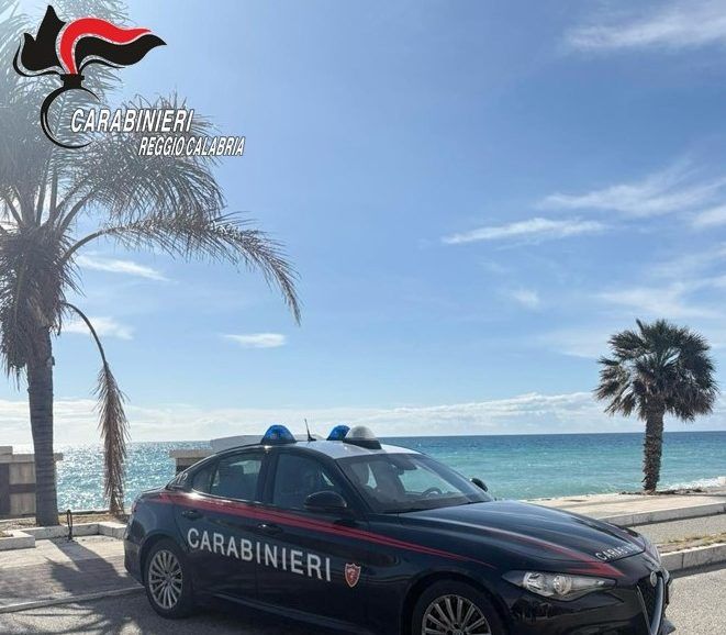 Armato di coltello rapina due giovani a Saline Joniche, arrestato dai carabinieri