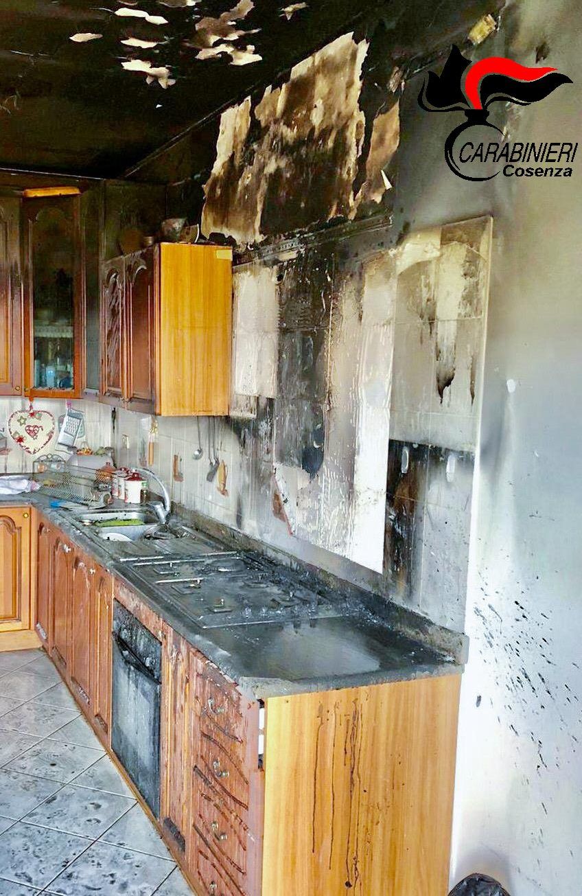 In fiamme casa nel Cosentino, il comandante dei carabinieri salva due anziani