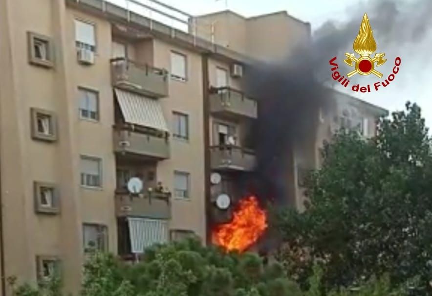 Paura a Catanzaro, appartamento in fiamme in viale Isonzo – FOTO