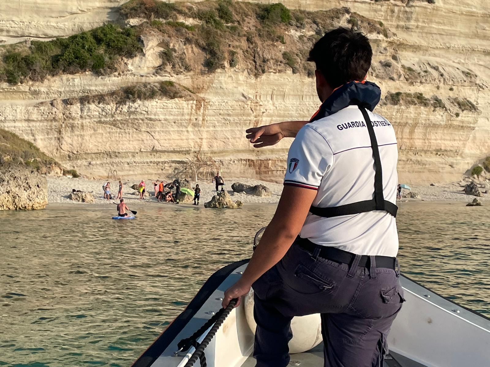 Scivola dalla scogliera sulla spiaggia di Santa Domenica di Ricadi, ferito un uomo