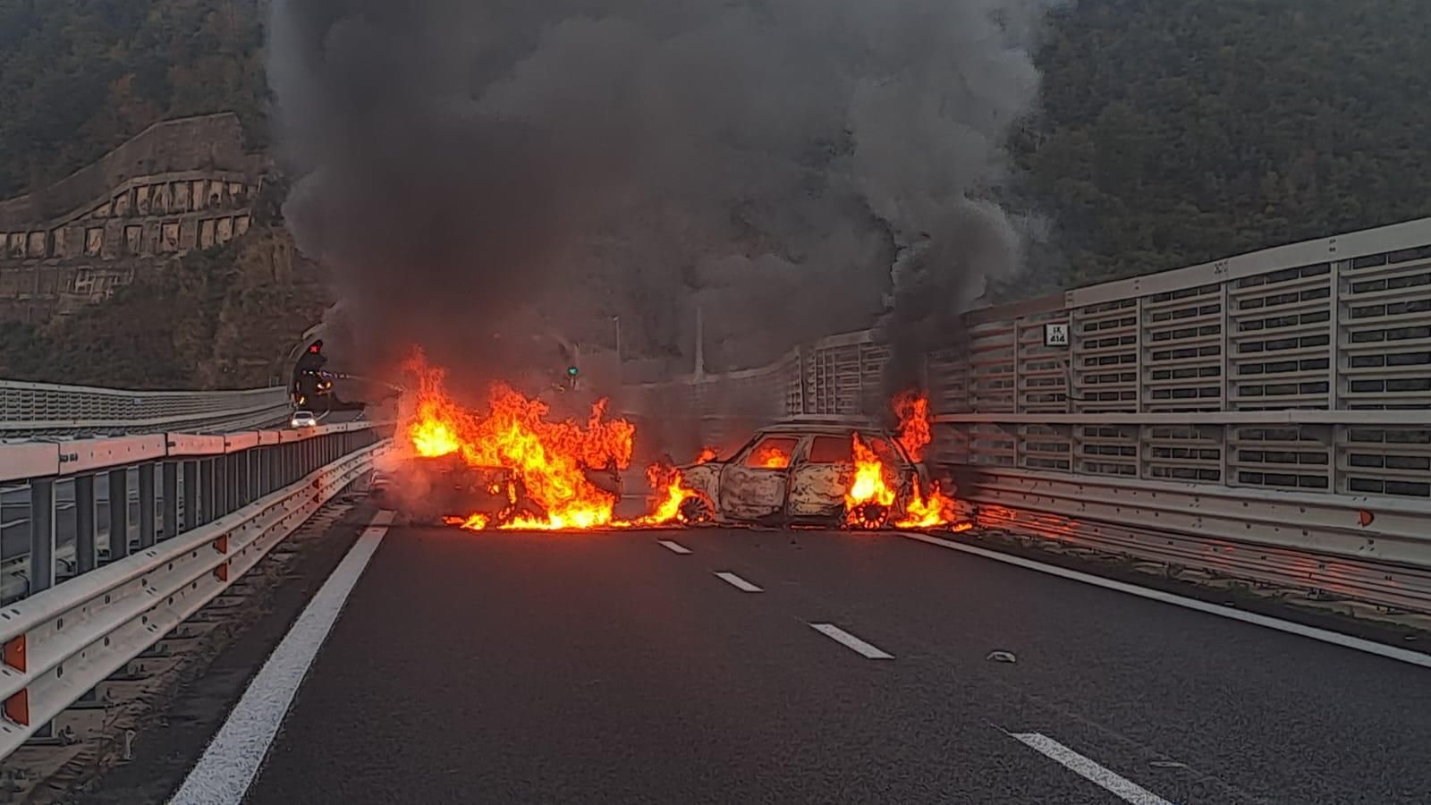 Chiodi sull’asfalto e auto bruciate, assalto a un portavalori in autostrada nei pressi di Bagnara – FOTO E VIDEO
