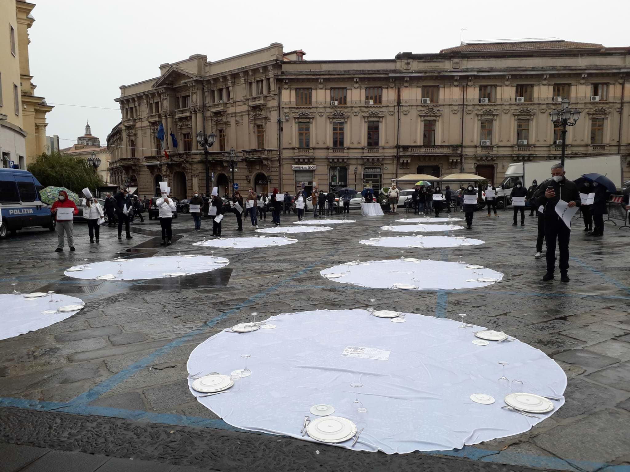 Ristorazione in ginocchio, tovaglie per terra in segno di protesta a Catanzaro