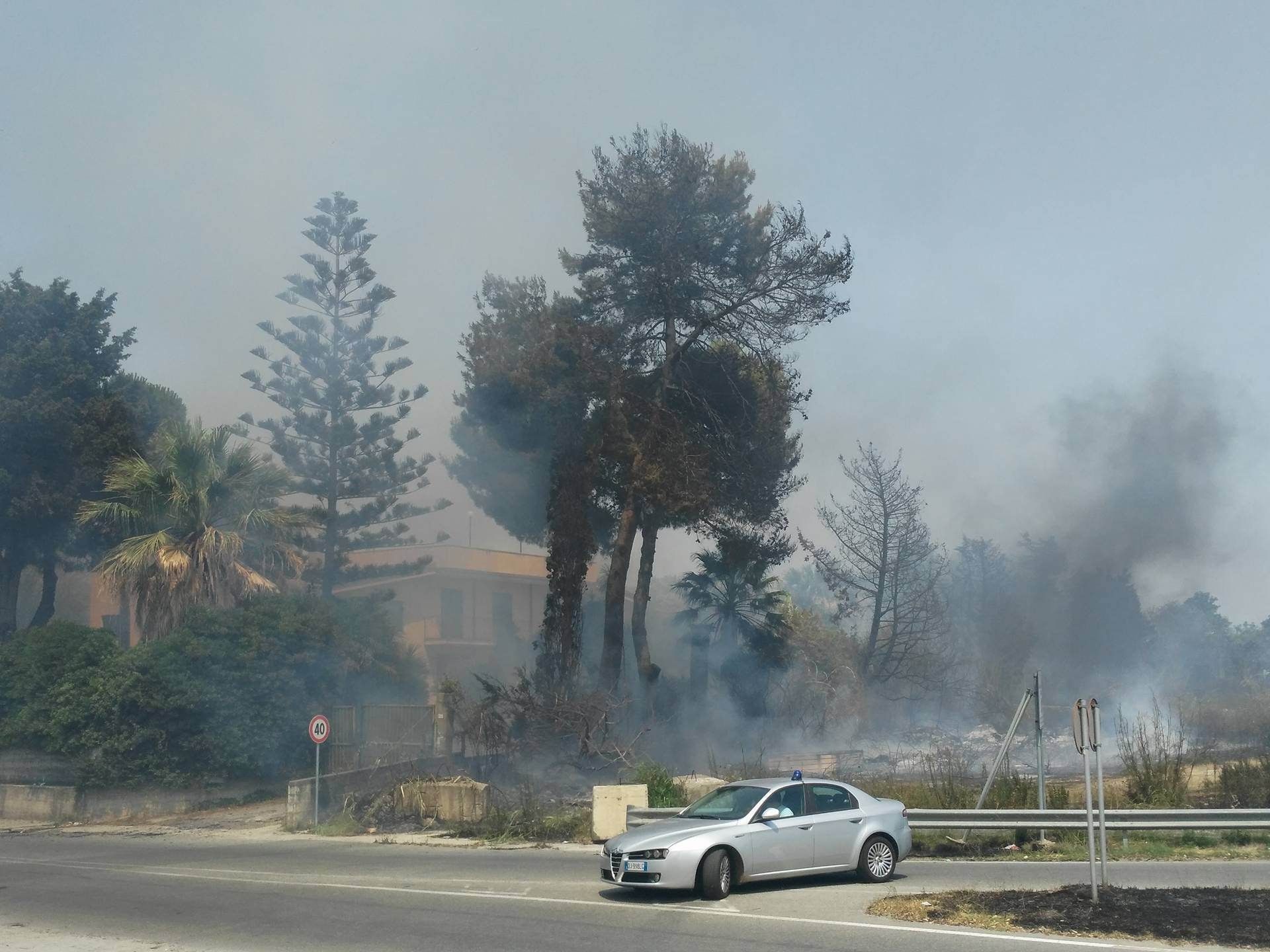 Paura per un rogo a Feroleto. E le fiamme chiudono la Ss 18 – VIDEO