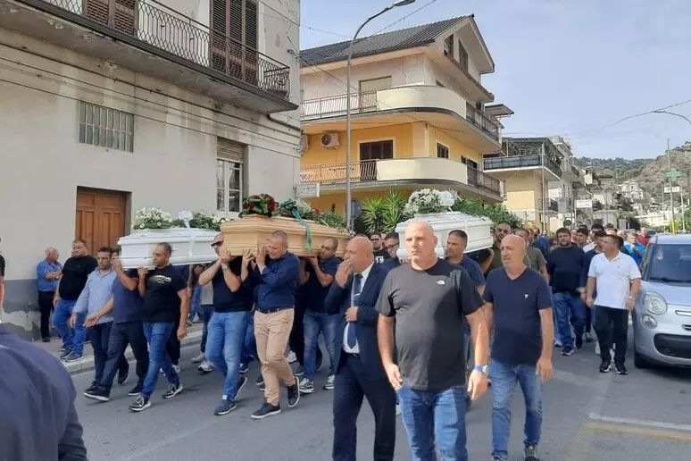 Gioiosa Ionica: l’ultimo saluto a Maria Sophie, Grace Fatima e papà Vincenzo