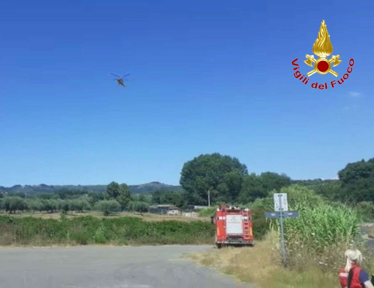 Vibo, argina incedio col trattore, ma cade tra le fiamme: salvato dai Vigili del fuoco