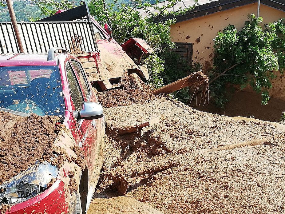 Guasto all'Abatemarco, colata di fango contro una casa: un ferito