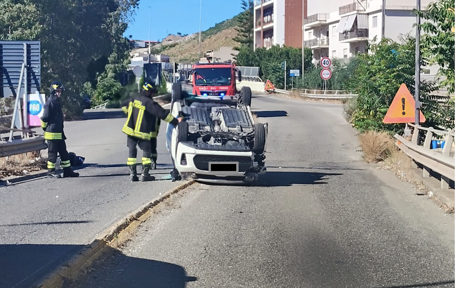 Reggio Calabria, perde il controllo dell’auto allo svincolo del porto e si ribalta: tre feriti
