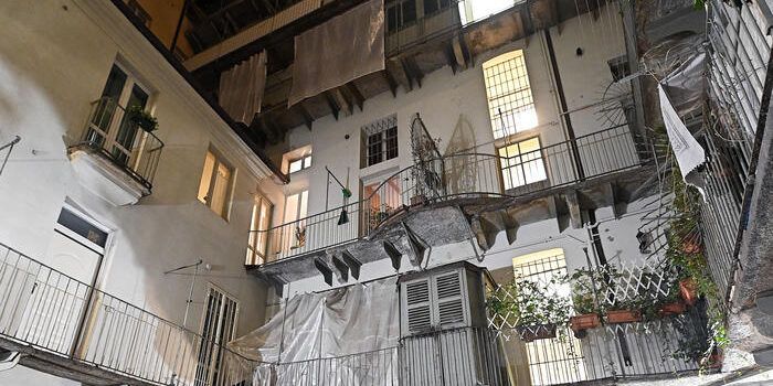 Torino, bimba di tre anni precipita dal quarto piano e muore