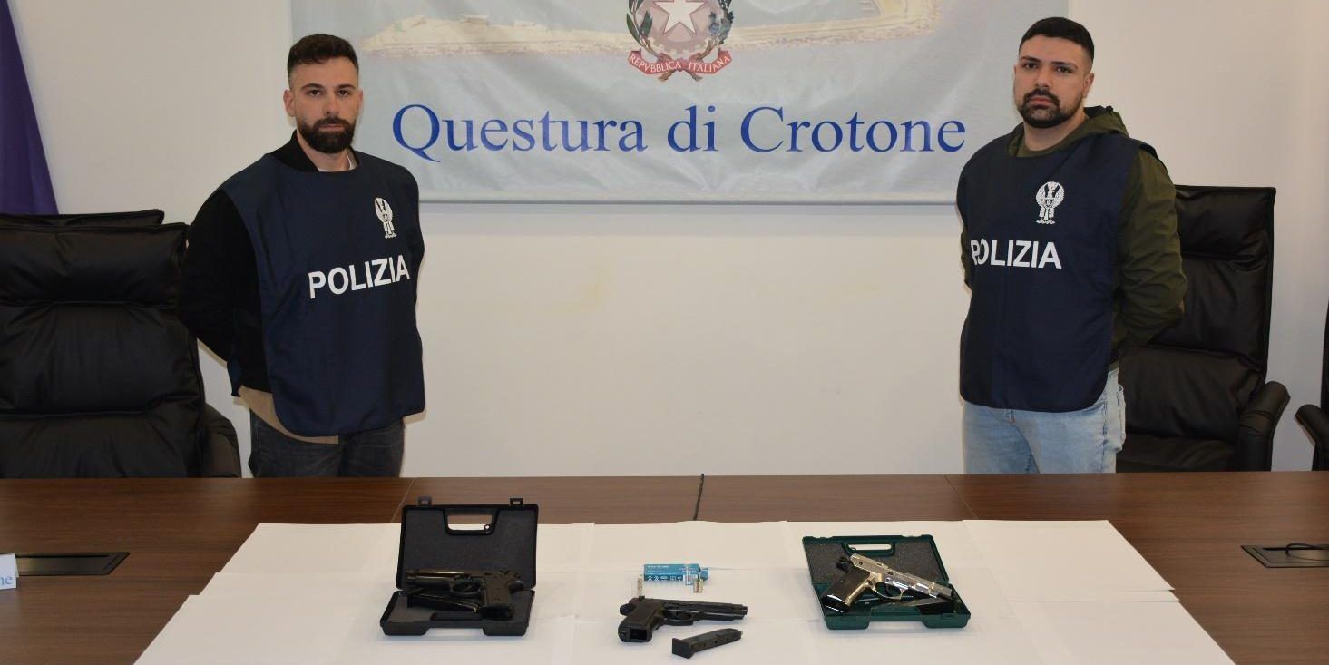 Colpi di pistola davanti a un istituto scolastico, bloccati 4 giovani a Crotone