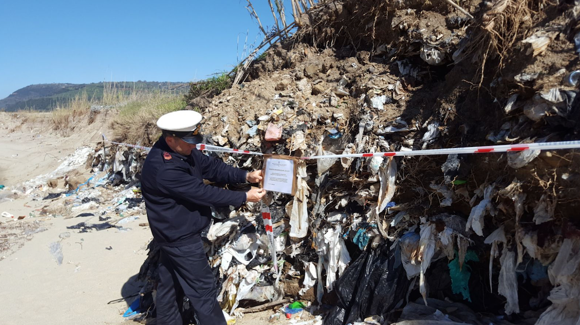 Pizzo, sequestrata discarica vicino al fiume Angitola