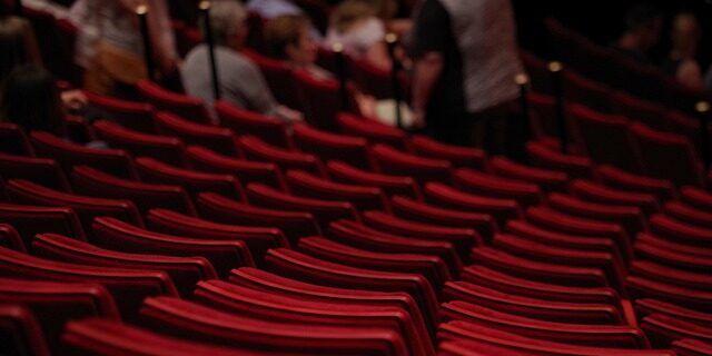 Teatro a Castrolibero, domani va in scena la superstizione: “Non è vero ma ci credo”