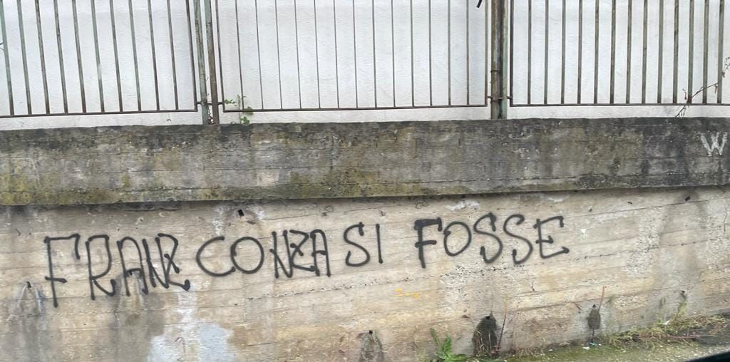 Cosenza “bucata” e maltrattata. Strade strette, sporche e piene di voragini, un problema che dura da anni