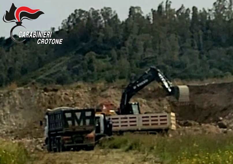 Sorpresi a rubare inerti nel Crotonese, arrestati due operai