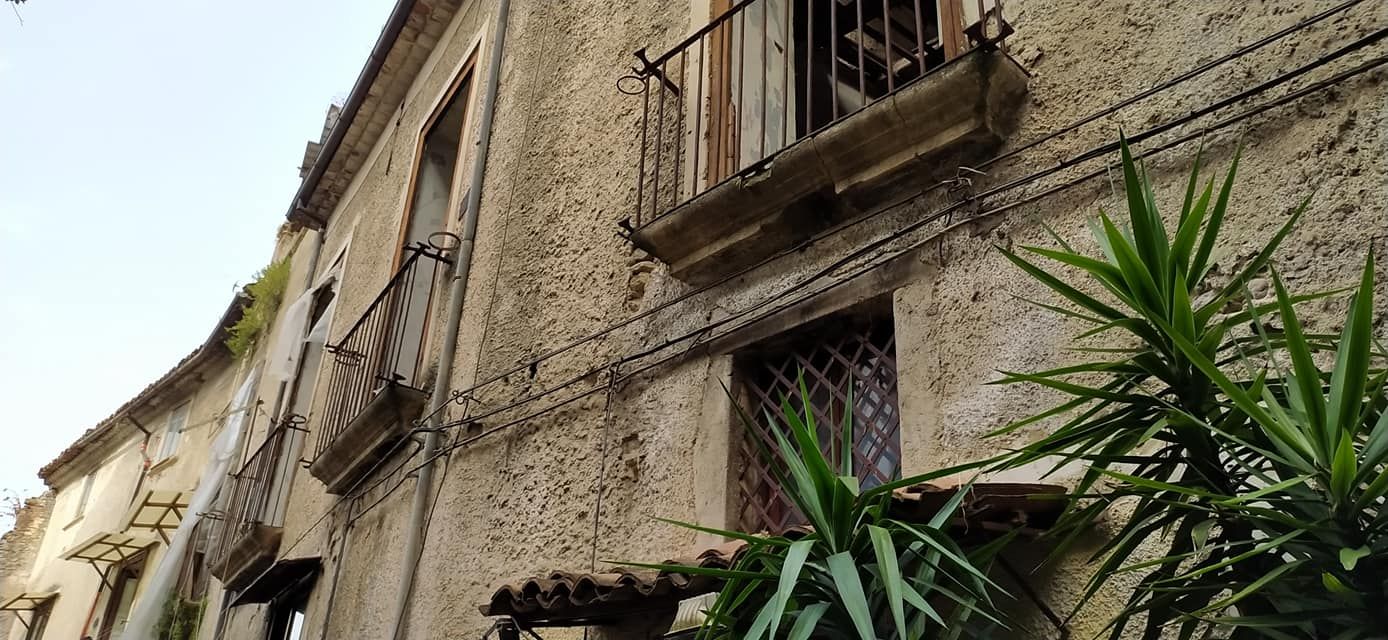 La resistenza silenziosa di chi vive a Cosenza vecchia: «Ma la bellezza può vincere sul degrado»