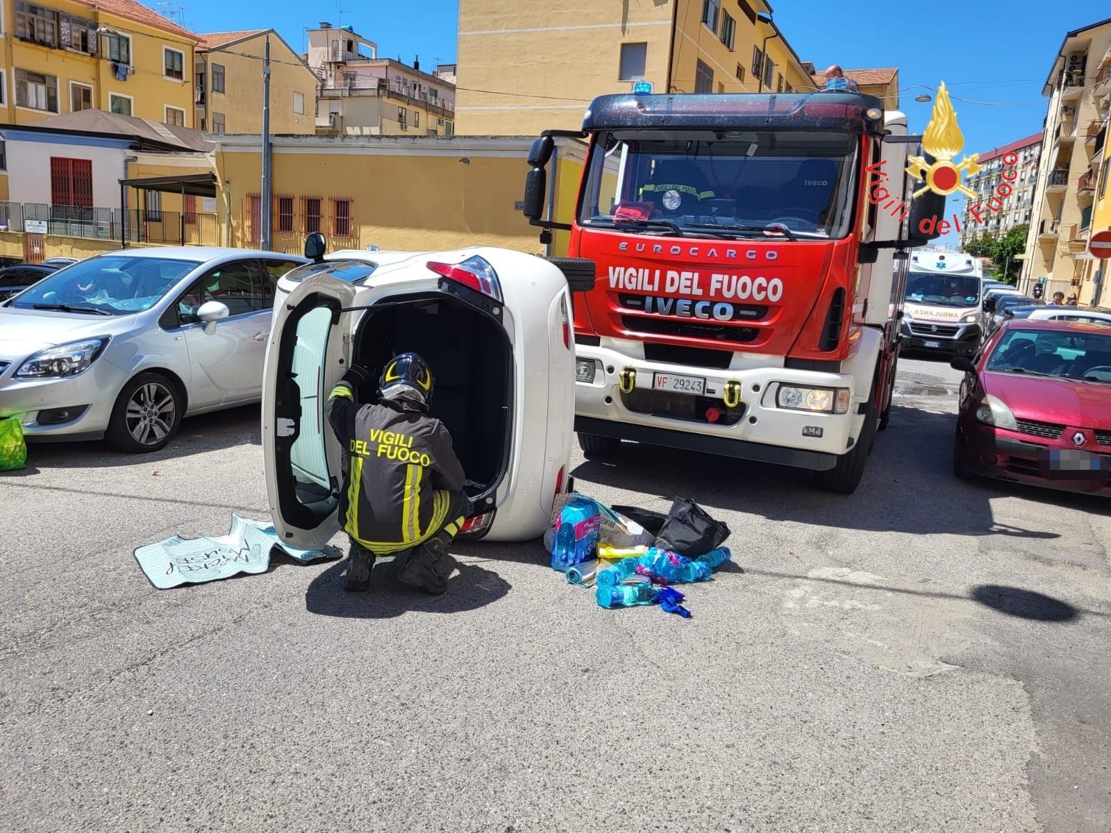 Auto si ribalta a Catanzaro, un’anziana donna finisce in ospedale