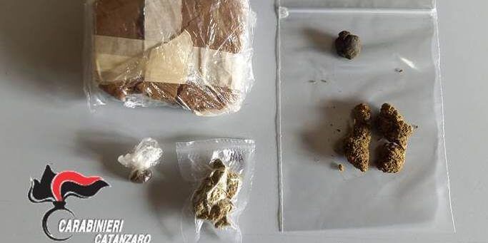 Spaccio e consumo di stupefacenti, un arresto e tre denunce nel Catanzarese