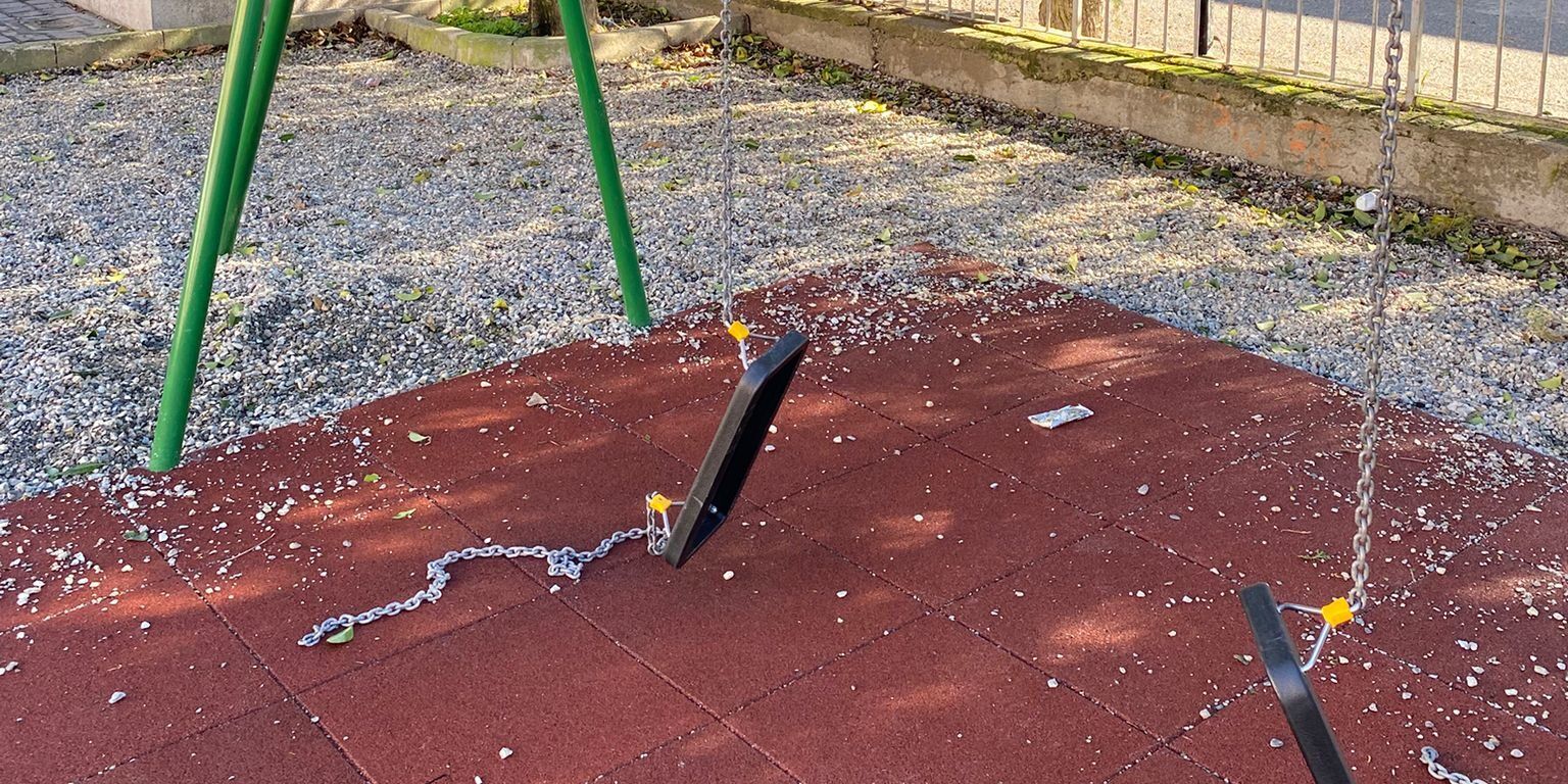 Atti vandalici nel Parco giochi di Santa Maria a Catanzaro. La denuncia del consigliere comunale Costa