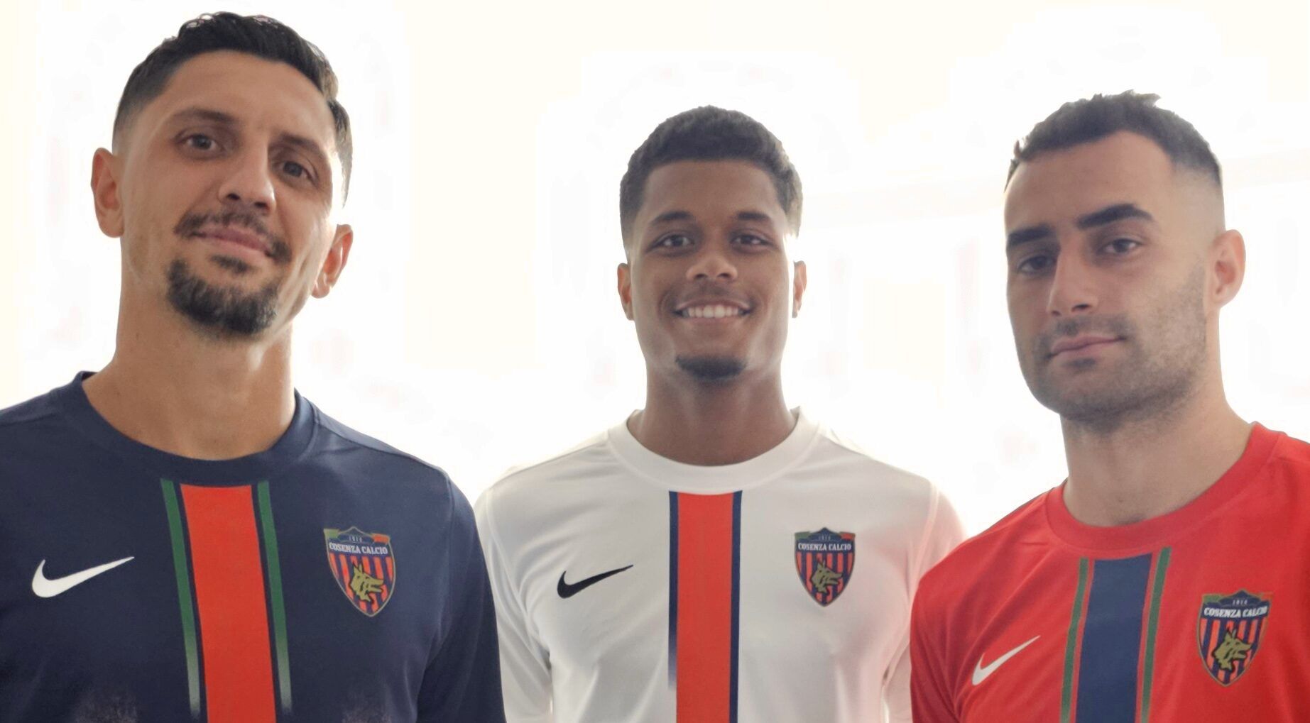 Cosenza Calcio, le maglie omaggiano Telesio e la Sila