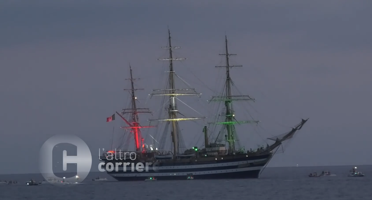 L'Amerigo Vespucci a Falerna. Con l’ammaina bandiera si conclude il viaggio in Calabria – VIDEO