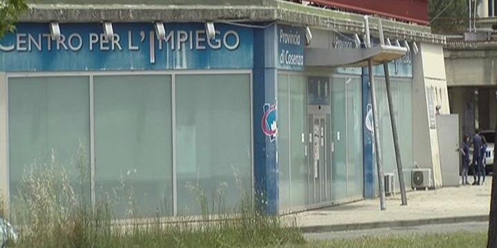 Locali inadeguati: chiuso il centro per l’impiego di Cosenza