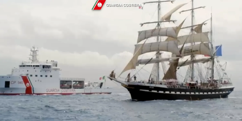 la fiaccola olimpica attraversa Stretto di Messina