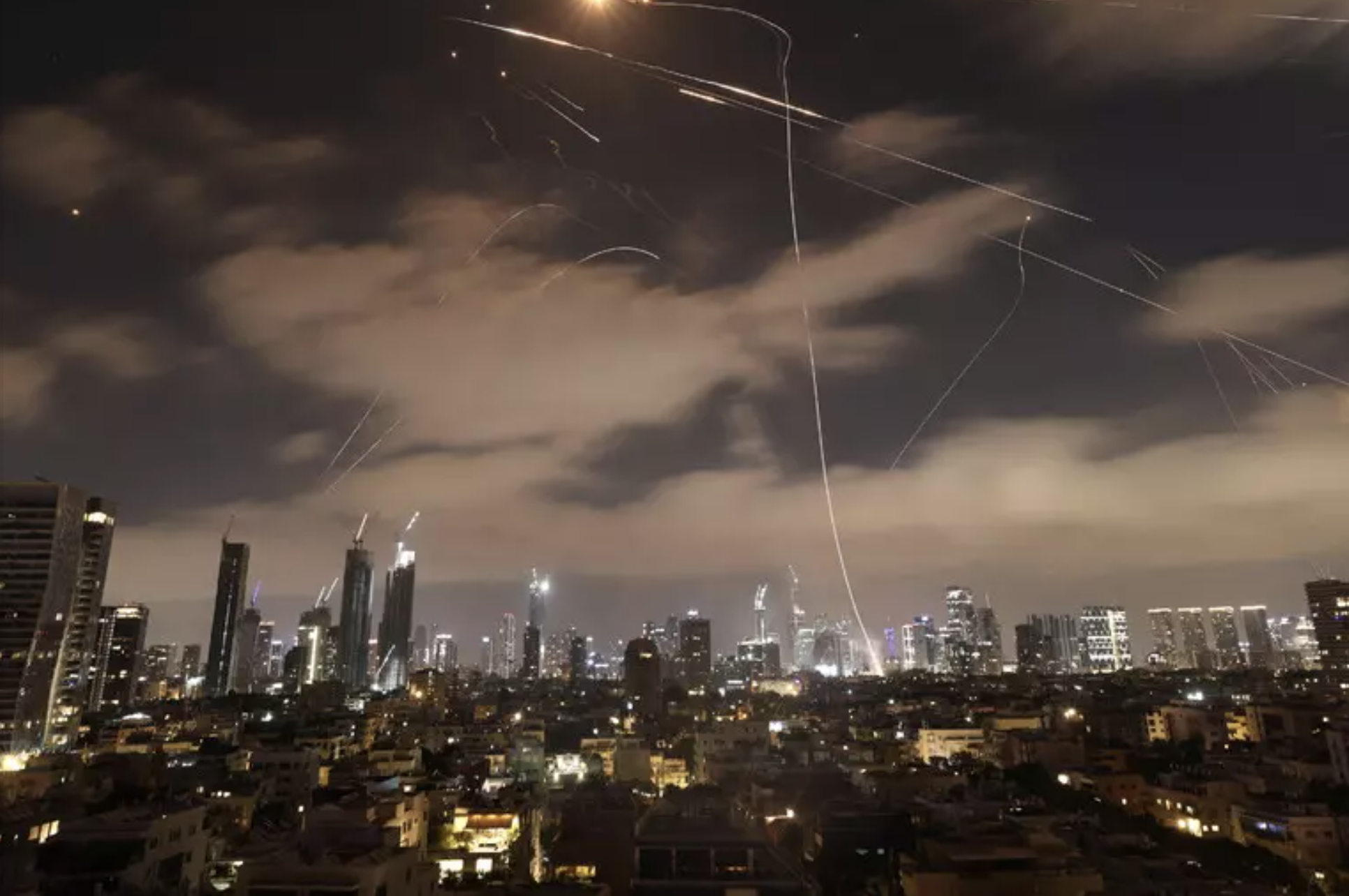 Ondate di attacchi iraniani notturni contro Israele: dieci morti e 200 feriti