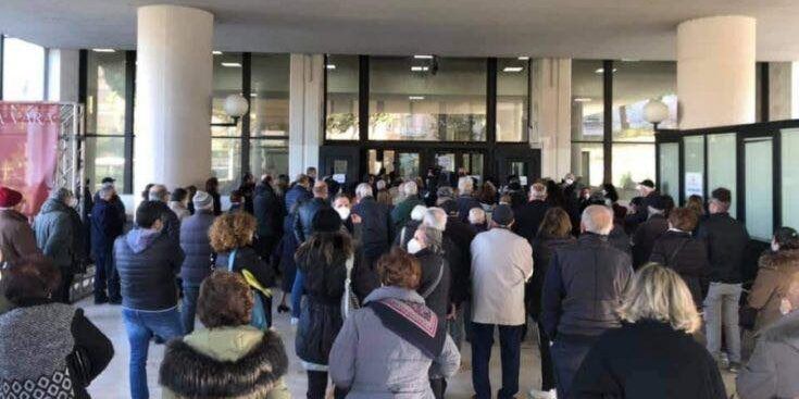 Caos vaccini a Reggio, anziani in fila per ore. «Assembramenti e confusione»