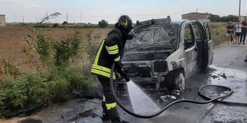 incendio auto crotone