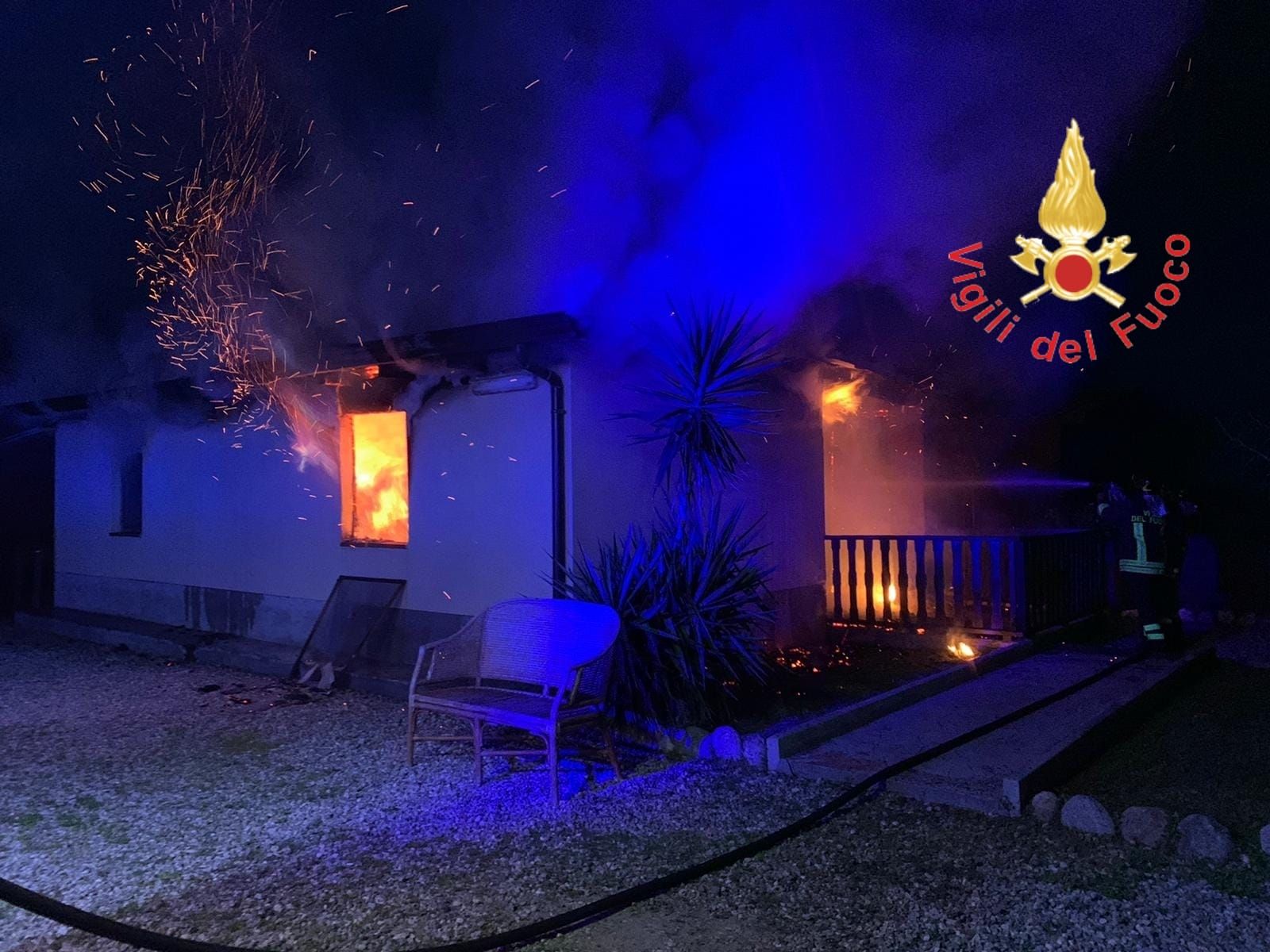 Sellia Marina, incendio in un’abitazione: indagano i carabinieri – FOTO