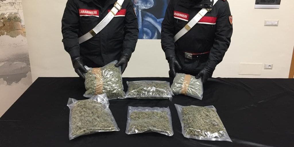 Crotone, sequestrati 2,5 chili di marijuana