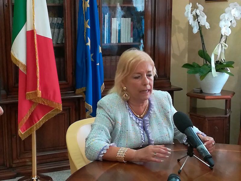 Cosenza, si insedia il primo prefetto donna: «Qui per servire i cittadini»