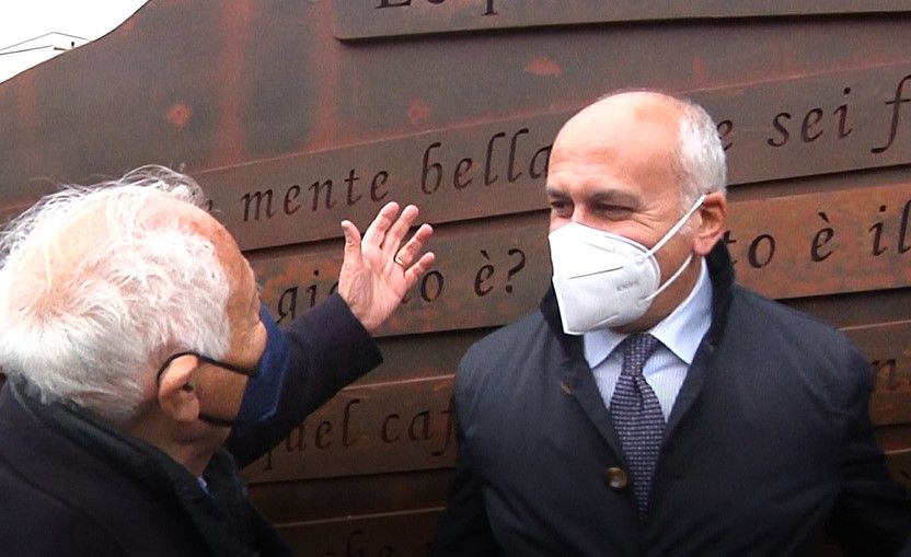 Cosenza, la scultura dedicata a Battisti. Mogol ricorda anche Mango e Bella – FOTO E VIDEO