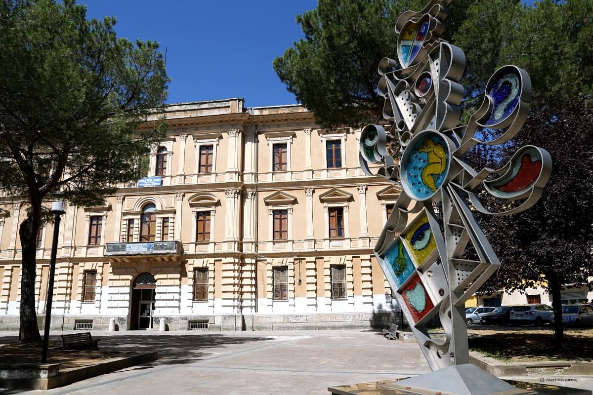 Mussolini, il circo, le feste dell’Unità, il pallone e gli skater. I formidabili ottant’anni di piazza Cappello