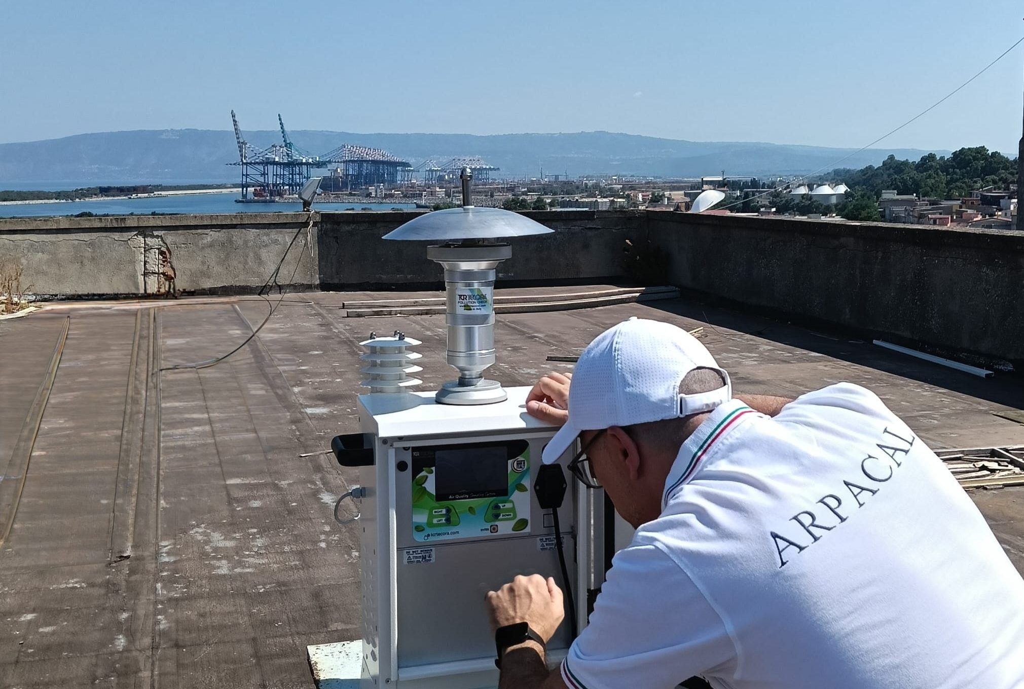 Incendio alla Poly2Oil, tre mesi fa la diffida alla società per i troppi rifiuti. Intanto Arpacal attiva il monitoraggio dell’aria