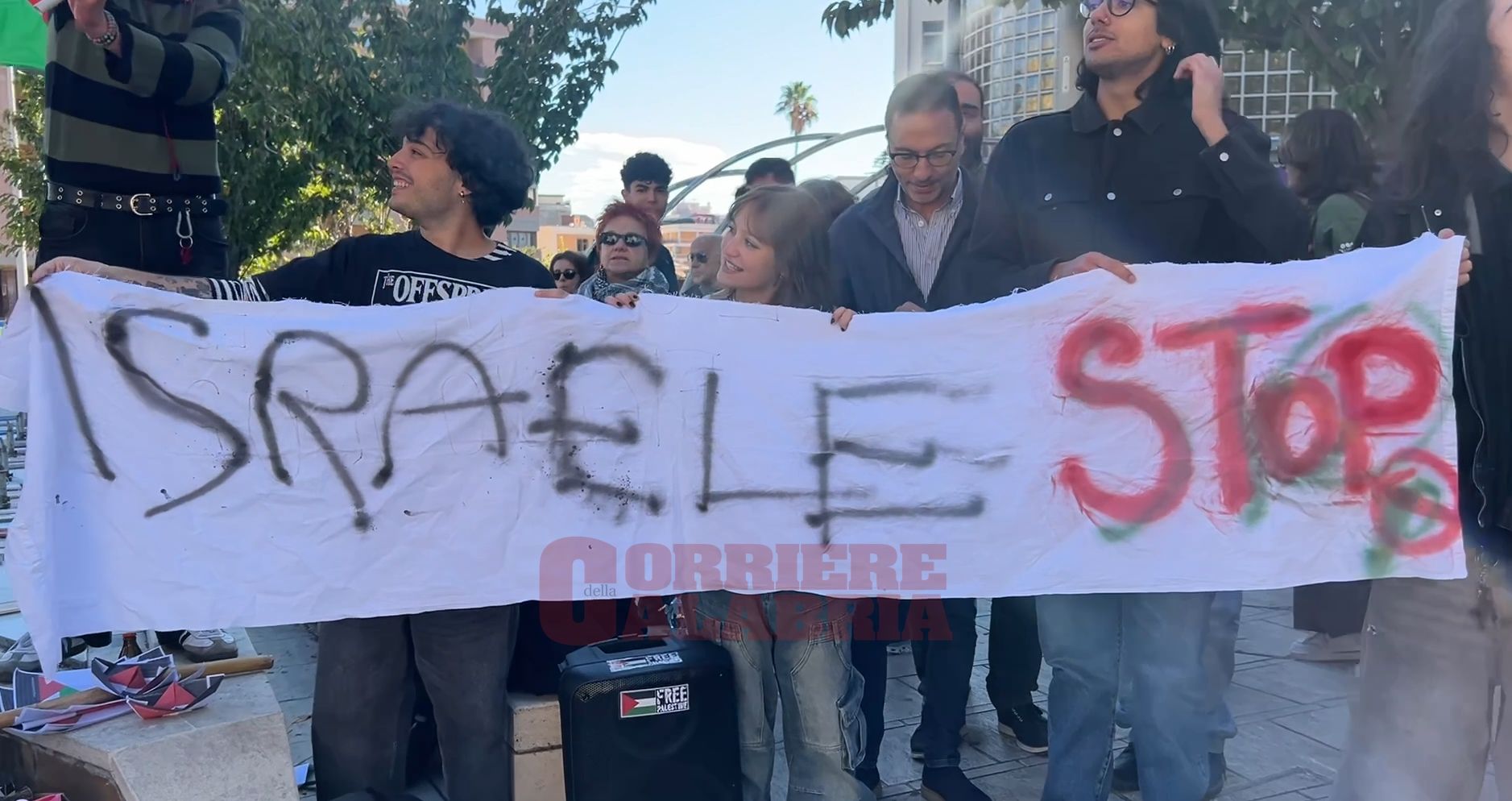 La Calabria scende in piazza per Gaza e Flotilla: in migliaia tra Catanzaro, Cosenza e Reggio – FOTO E VIDEO