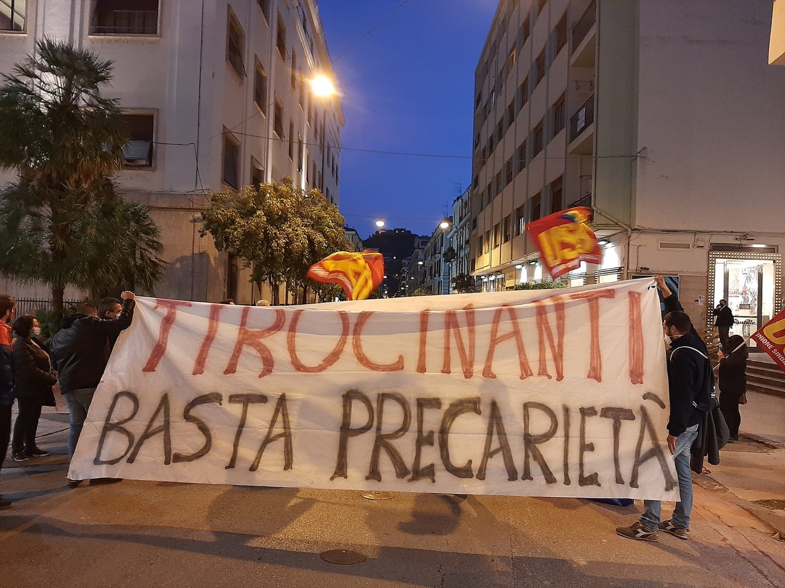 Protesta dei precari a Cosenza, bloccata una via del centro