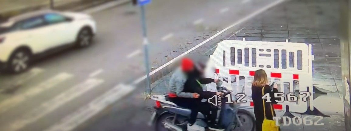 Trascinata per metri per rubarle il cellulare, arrestato un 48enne