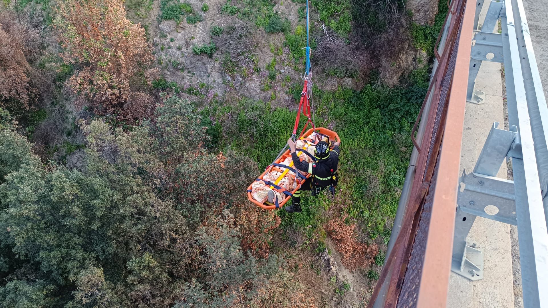 Una notte all’addiaccio dopo essere precipitato in un dirupo di 40 metri, salvato dai vigili del fuoco – FOTO