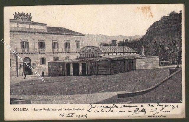 Cosenza, quando nel centro storico (che oggi crolla) c’erano più di 10 teatri
