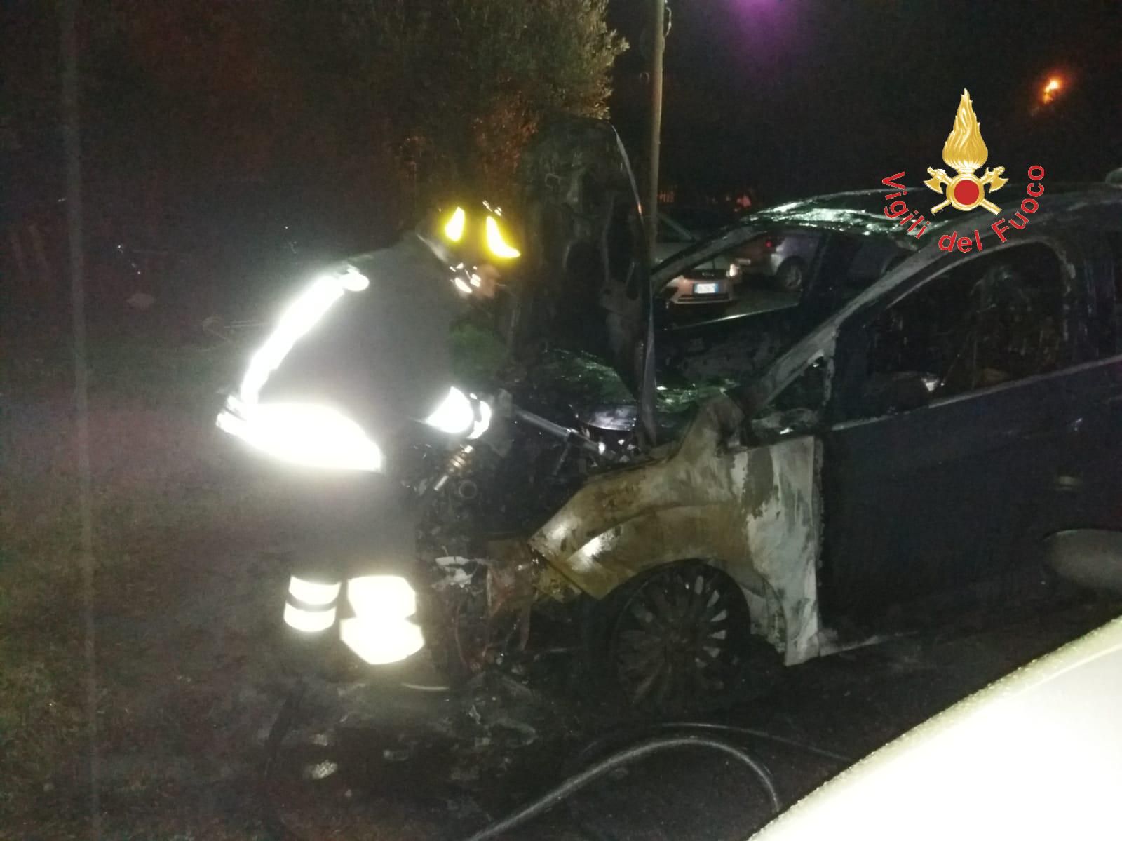 Lamezia, data alle fiamme un'auto