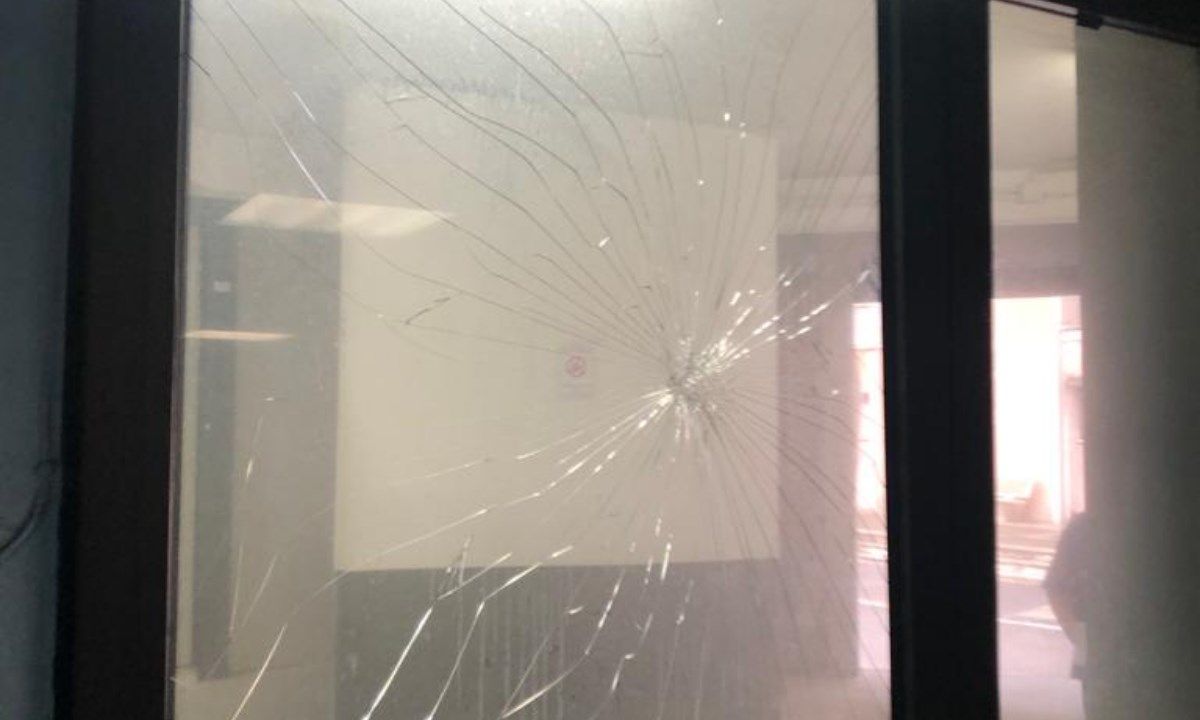 Notte folle al “Giannettasio”. Un giovane danneggia il pronto soccorso: bloccato dalla polizia