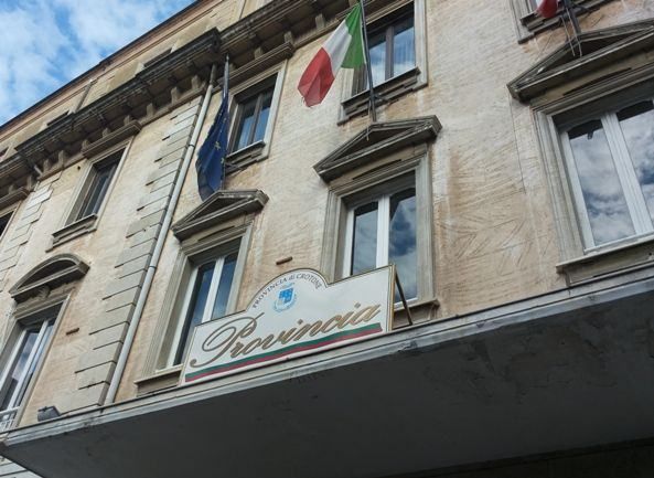 Riapre la Provincia di Crotone, forzato il blocco dei dipendenti