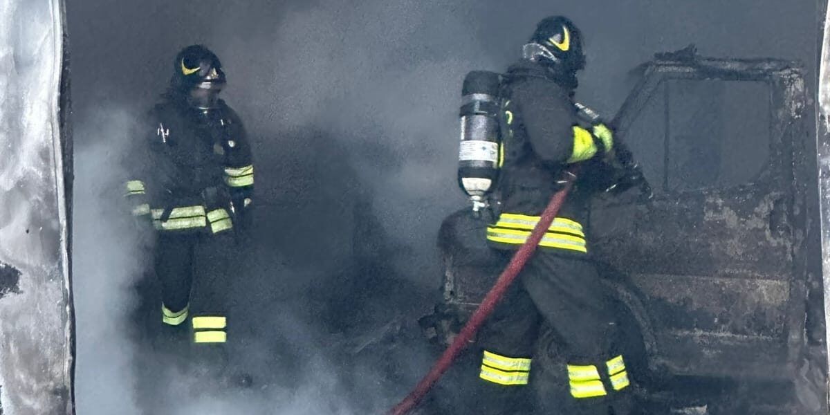 Incendio devasta un’autofficina a Joppolo. Si indaga sulle cause del rogo – VIDEO