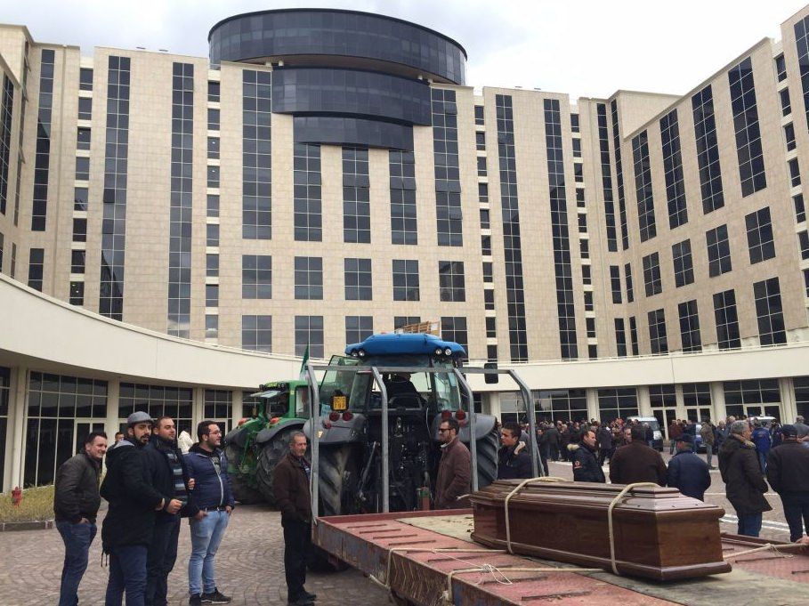 Niente soldi dall'Ue, gli allevatori invadono la Regione