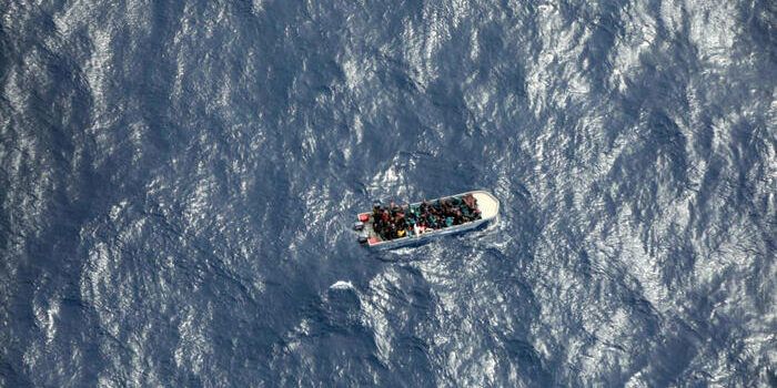 Alarm Phone: soccorrete il barcone alla deriva al largo della Libia