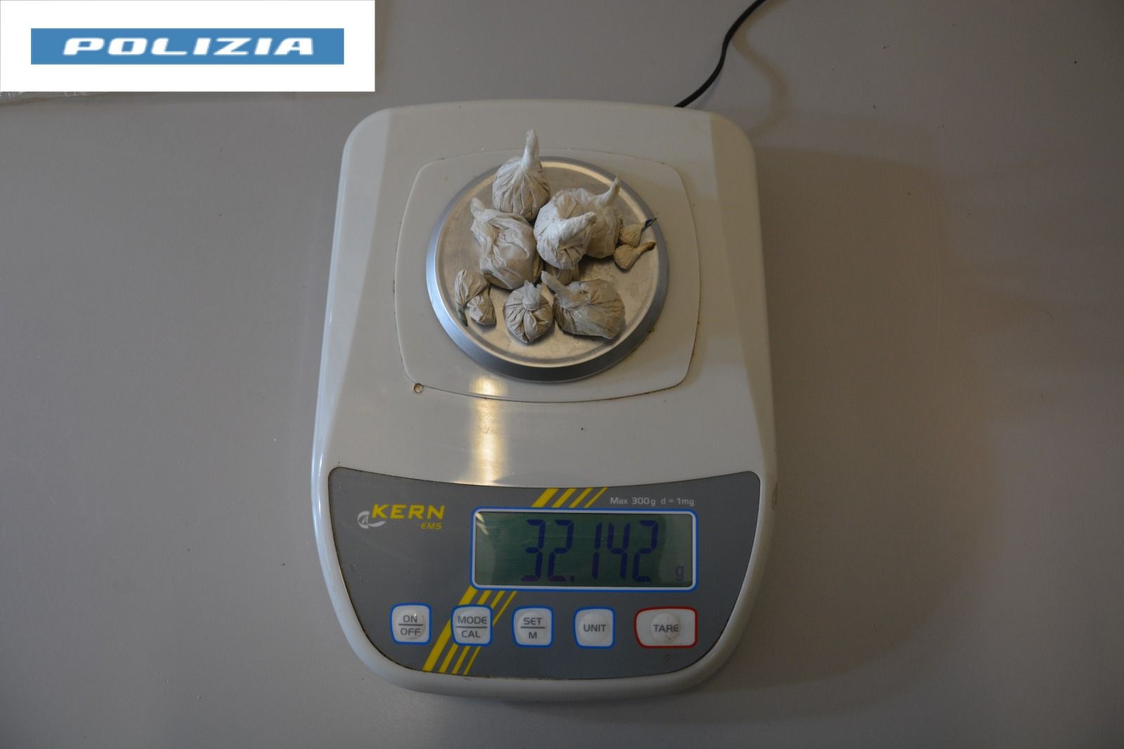 Viene scoperto in casa con 11 “sfere” di eroina e prova a buttarle dal balcone, arrestato 51enne a Cosenza