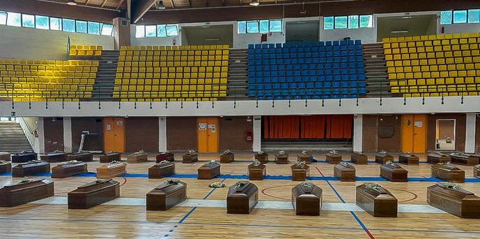 Naufragio a Cutro, trasferita al cimitero di Crotone la prima salma