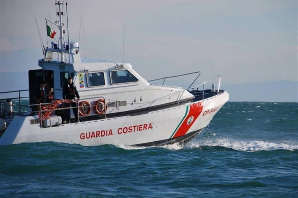 Catamarano si rovescia per il vento, salvi i due diportisti